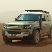 Land Rover creyó que era buena idea hacer un comercial con un Defender estacionándose al borde de un barranco. Les prohibieron el anuncio