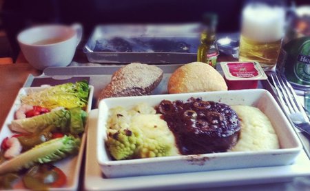 ¿Por qué la comida del avión sabe tan mal?