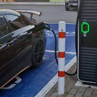 Echarle mucho morro es hacerte un adaptador para aparcar tu coche de gasolina en una plaza reservada a vehículos eléctricos y que parezca que estás recargando