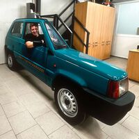 Este Fiat Panda se ha ganado el título de coche más estrecho del mundo: ocupa menos que una moto 
