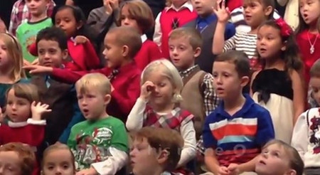 Claire Koch: la niña que cantó villancicos para sus padres en lenguaje de signos