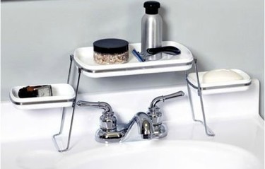 Solución para colocar los accesorios del lavabo en un baño pequeño 