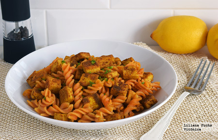 Espirales de pasta de lentejas con tofu al pimentón: receta saludable vegana