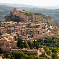 El espectacular pueblo de Huesca suspendido en una ladera que National Geographic recomienda visitar en octubre 