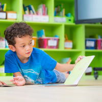 Por qué no debemos obligar a leer a los niños antes de los seis años: su cerebro no está preparado