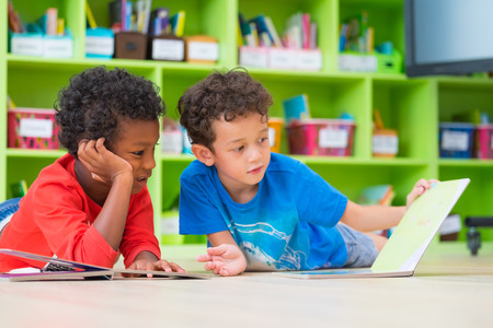 Por qué no debemos obligar a leer a los niños antes de los seis años: su cerebro no está preparado