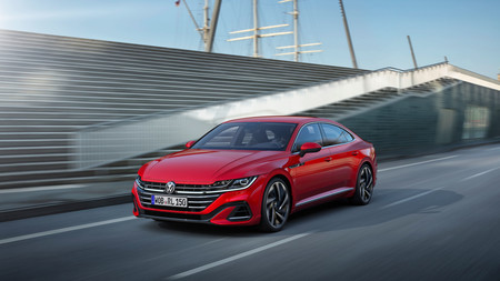 El nuevo Volkswagen Arteon viene con versión híbrida enchufable, carrocería familiar y el Arteon R como rey de la gama