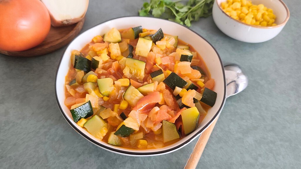 Calabacitas mexicanas, un guiso rápido y saludable, con calabacín, maíz y tomate