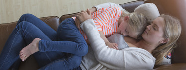 Si tu hijo parece tener "mamitis" no estás imaginándolo: te contamos por qué los niños nos necesitan más que nunca