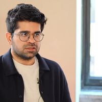 Aravind Srinivas, CEO: "Dedica menos tiempo a hacer scroll infinito en Instagram y más tiempo a usar la inteligencia artificial"
