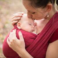Dar el pecho al bebé mientras lo porteas: cinco consejos y posturas para una experiencia positiva