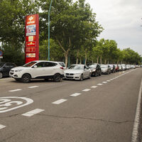 Durante dos horas esta gasolinera de Zaragoza tiró los precios. Se formó una cola de medio kilómetro para echar gasolina