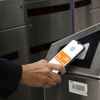 Madrid permite por fin llevar tu abono transporte en el móvil. Pero sólo si cumples unos requisitos