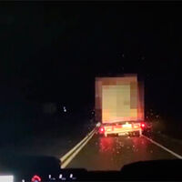 ¡Echando chispas! Un camionero circulaba sextuplicando la tasa de alcohol y con una rueda completamente destrozada