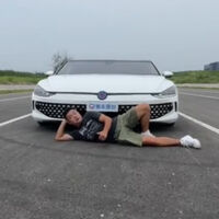 Este VW Lamando no está photoshopeado: mide 3 metros de ancho y es para 8 pasajeros