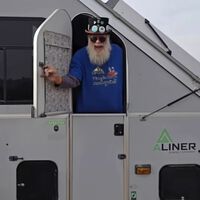 Eugene, jubilado de 71 años, vive en una camper plegable: “Llevo años viviendo así, pero hay algo que empieza a frenarme”