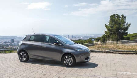 Las ventas de coches híbridos y eléctricos doblan en marzo los niveles prepandemia, con el Renault ZOE a la cabeza