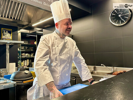 Tonino Vigila Perfectamente El Pase Desde La Cocina Abierta