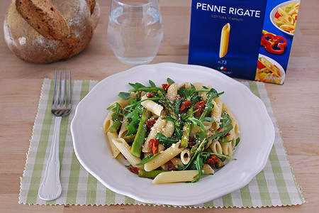 Ensalada de Penne Rigate con espárragos, rúcula y tomate seco