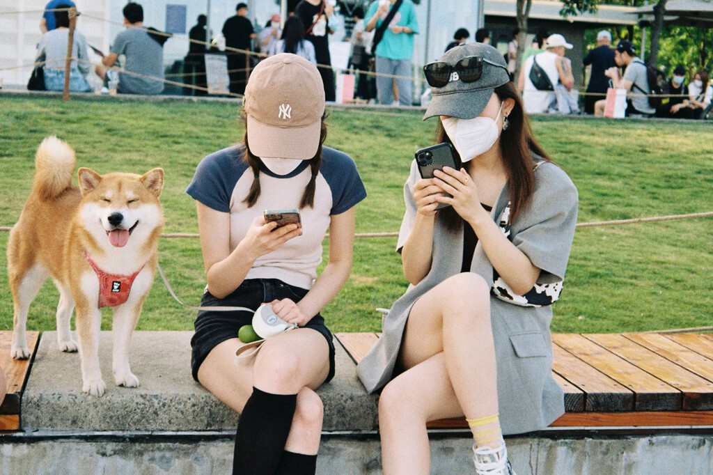 Una ciudad japonesa se ha hartado de que sus vecinos se pasen el día con el móvil. Así que les ha puesto un límite: dos horas 