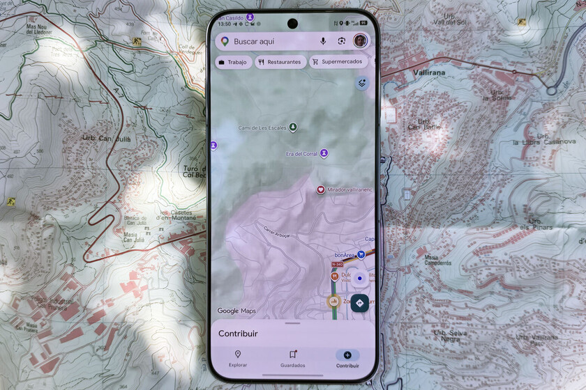 Tengo Google Maps en el bolsillo y aún meto un mapa de papel en la mochila: hay situaciones en las que sigue ganando al móvil