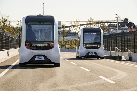Toyota quiere convertir su vehículo autónomo Toyota e-Palette en un 'taxi' inteligente capaz hasta de ir al taller por sí solo