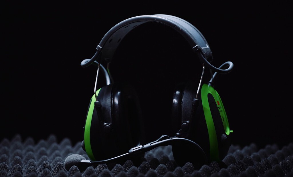 Estos auriculares Bluetooth prometen autonomía ilimitada mientras haya luz solar: así es la tecnología Powerfoyle 