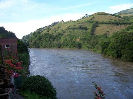 Compañeros de ruta: entre trekking por ríos colombianos, miel de abejas y ciudades medievales a la voz de ¡marche!