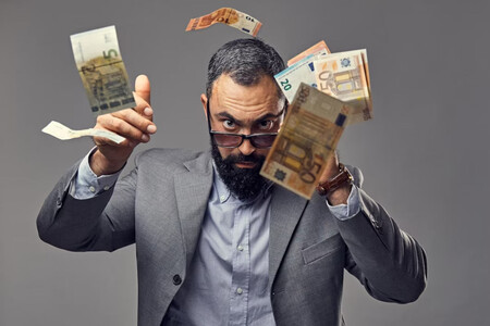 Persona trajeada lanzando dinero, pero con aspecto de ser egoísta