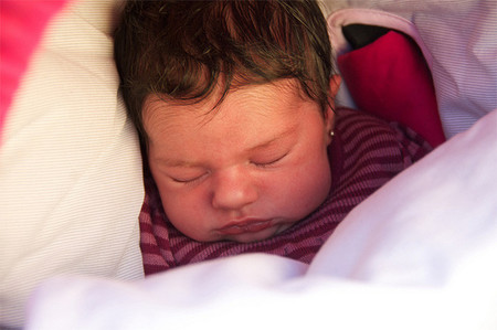 Entregan a una madre la niña equivocada y pasa nueve horas con ella en casa hasta que la reclaman