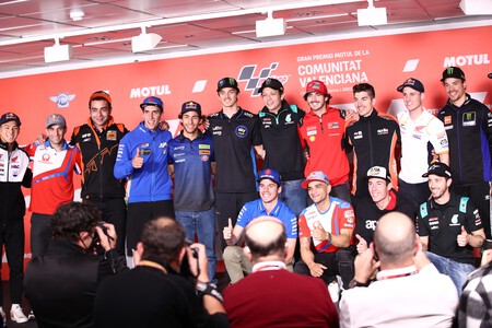 Los pilotos de MotoGP descartan dejar pasar a Valentino Rossi para que haga el podio 200: "Si lo hacen pago yo la fiesta"