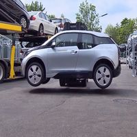 Si quieres pasarlo un poco mal, mira cómo BMW recicla sus coches en este interesante vídeo