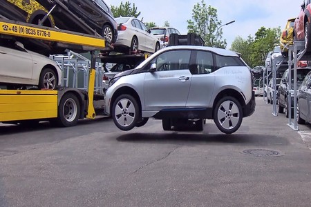 Si quieres pasarlo un poco mal, mira cómo BMW recicla sus coches en este interesante vídeo