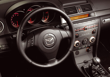 Los Mazda3 de primera generación, a revisión: el logo del volante puede romperse y salir proyectado si se activa el airbag