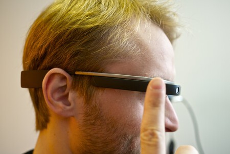 Foto de una persona interactuando con el panel lateral de las Google Glass