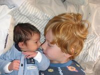 Evitar los celos entre hermanos: más que ayudar a cuidar al bebé, que se sienta a gusto