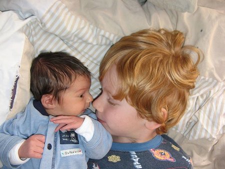 Evitar los celos entre hermanos: más que ayudar a cuidar al bebé, que se sienta a gusto