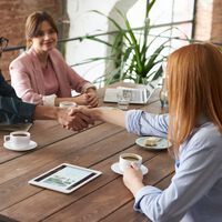 Ese vestido rojo déjalo para las citas románticas, no para buscar trabajo: estos son los colores que debes usar en una entrevista laboral