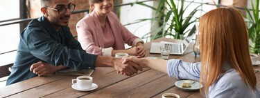 Ese vestido rojo déjalo para las citas románticas, no para buscar trabajo: estos son los colores que debes usar en una entrevista laboral