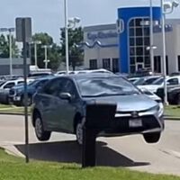 Un Toyota salió volando porque el asfalto se levantó súbitamente por el calor. Una inesperada consecuencia de las olas de calor
