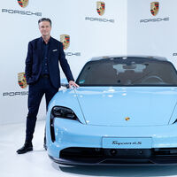 "Desarrollaremos derivados de coches eléctricos con motor de gasolina para responder la demanda de los clientes". Porsche, otra marca que se replantea su estrategia eléctrica
