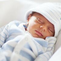 ¿Hay que despertar al bebé para alimentarlo por la noche?