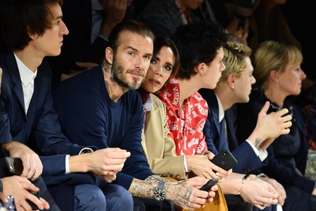 Los Beckham y demás celebridades despidieron a Kim Jones en su último desfile para Louis Vuitton en París