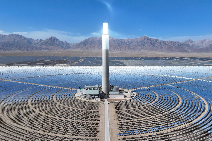 China tiene una ciudad en el desierto más grande que toda Málaga, pero allí no hay personas y edificios, sólo placas solares