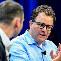 OpenAI ha convertido ChatGPT en la IA de masas. En el mundo empresarial la partida la está ganando su gran rival