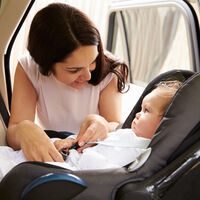 Mi bebé llora en la silla del coche: 10 consejos que te ayudarán a calmarle