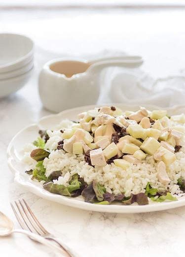 Ensalada veraniega de arroz, pollo y manzana. Receta para volver de la playa sin complicaciones 