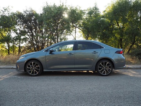 Toyota Corolla Sedan 2