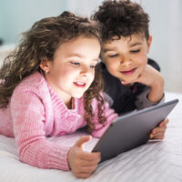 Estudio revela la exposición excesiva de alimentos poco saludables en vídeos de 'niños influencers', lo que aumentaría malos hábitos