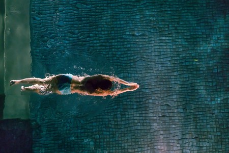 Ejercicios en el agua: así puedes entrenar sin salir de la piscina
